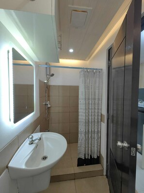 Shower, bidet, towels, soap - COZY MINIMALIST HOME NEAR NAIA TERMINALS PARANAQUE (Parañaque)