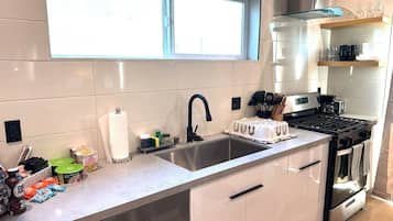 冰箱、微波炉、烤箱、炉灶