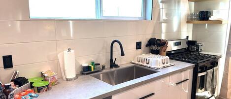 Geladeira, micro-ondas, fogão, cooktop