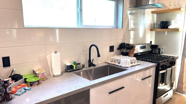 Een koelkast, een magnetron, een oven, een kookplaat