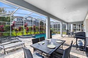 Outdoor dining - Superb family escape with theater and game room (Davenport)