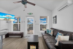 Living area - Charming 2-bedroom house in Marathon with pool (Marathon)