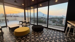 Interior - Views of the capital and volcano of San Salvador. (San Salvador)