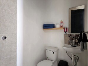 Toallas, jabón, papel de baño