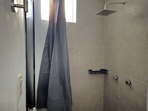 Toallas, jabón, papel de baño