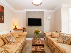 Living area - Combine Apartments - Whole House  - sleeps 10 guests  in 5 bedrooms (LLANDUDNO)