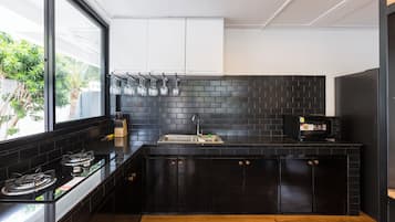 Een microgolfoven, een kookplaat