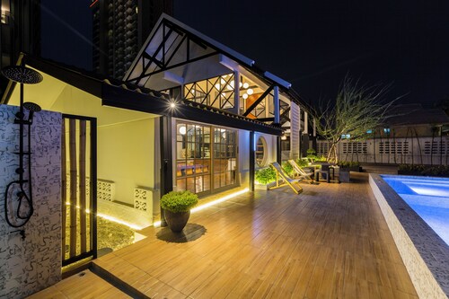 Spacious 5-bedroom villa 200 meters to the beach