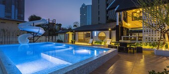 Spacious 5-bedroom villa 200 meters to the beach