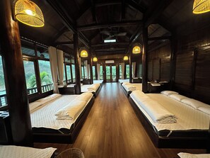 Familie huis, balkon, uitzicht op bergen | Luxe beddengoed, een minibar, een bureau, gratis wifi