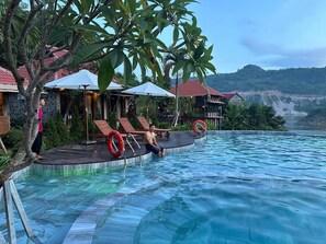 Una piscina al aire libre