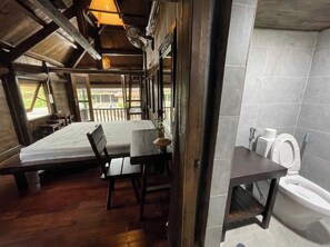 Chalet de diseño, balcón, vistas a la montaña | Baño | Ducha y cabezal de ducha con hidromasaje