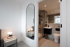 Shower, hair dryer, towels, shampoo - Urbano | The Heim (Greater Manchester)
