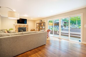 Smart TV, fireplace, table tennis