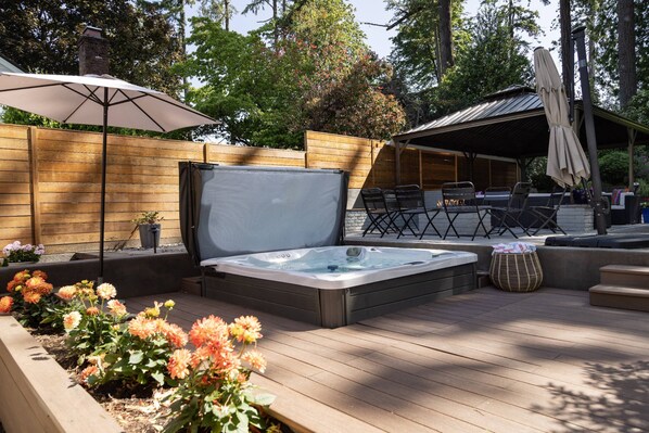 Outdoor spa tub