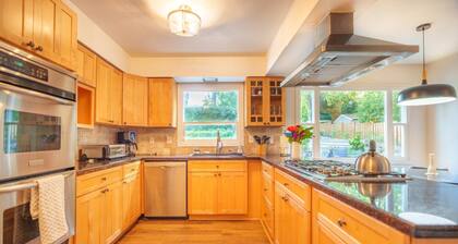 Incredible Family Getaway, Backyard Oasis w/ Pool & Hot Tub, BBQ, Ping Pong, PS5, 7 Miles 2 Portland