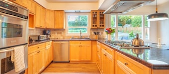 Incredible Family Getaway, Backyard Oasis w/ Pool & Hot Tub, BBQ, Ping Pong, PS5, 7 Miles 2 Portland