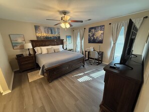 2 bedrooms, desk, iron/ironing board, travel cot - Fun & Comfort for 8 in Rogers! 1 King, 2 Queens, 1 Double. Retro Arcade Games (Rogers)