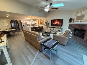 Smart TV, fireplace, video games, books - Fun & Comfort for 8 in Rogers! 1 King, 2 Queens, 1 Double. Retro Arcade Games (Rogers)