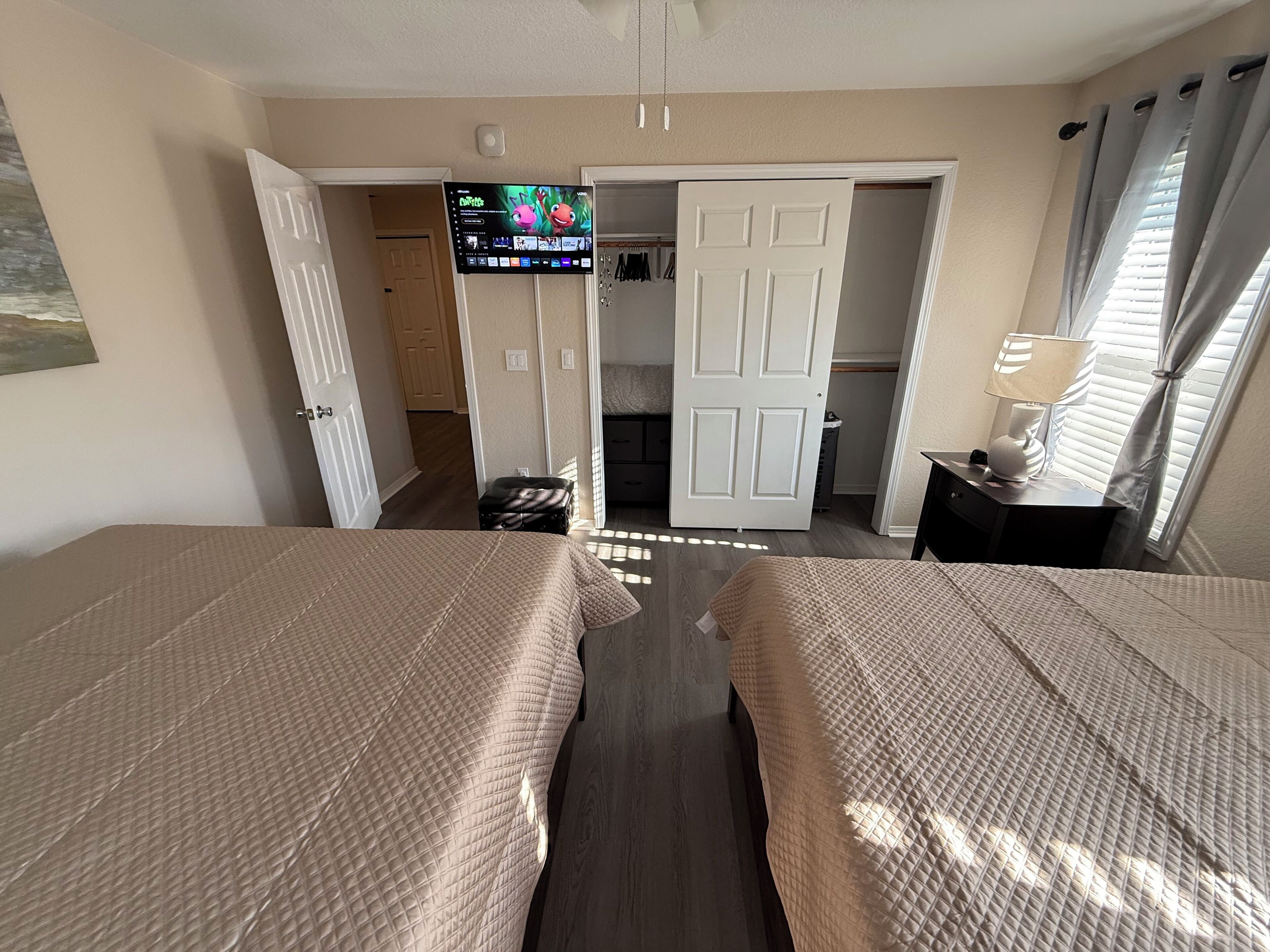 2 chambres, bureau, fer et planche à repasser, lit parapluie