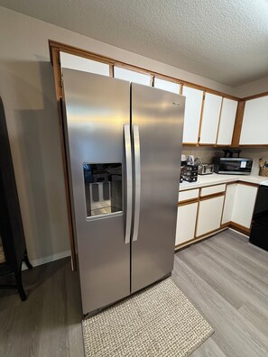 Interior - Fun & Comfort for 8 in Rogers! 1 King, 2 Queens, 1 Double. Retro Arcade Games (Rogers)