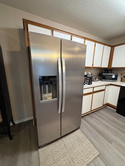 Fun & Comfort for 8 in Rogers! 1 King, 2 Queens, 1 Double. Retro Arcade Games