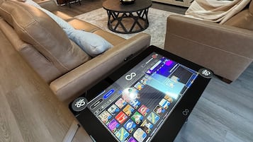 TV connectée, cheminée, jeux vidéo, livres