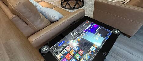 Smart-tv, eldstad, tv-spel och böcker