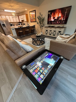 Smart TV, lareira, videogames, livros