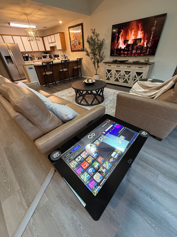 Smart TV, fireplace, video games, books - Fun & Comfort for 8 in Rogers! 1 King, 2 Queens, 1 Double. Retro Arcade Games (Rogers)