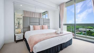 2 bedrooms, desk, iron/ironing board, WiFi