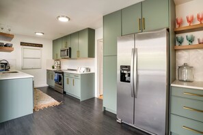 Réfrigérateur, micro-ondes, plaque de cuisson, lave-vaisselle