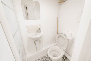 Shower, hair dryer, towels, shampoo