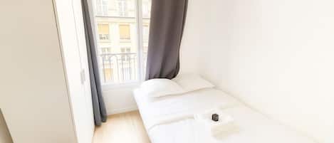 Iron/ironing board, bed sheets