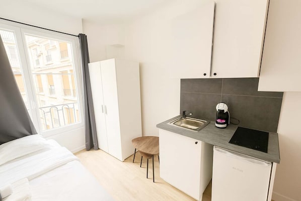 Iron/ironing board, bed sheets