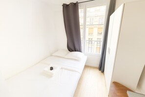Iron/ironing board, bed sheets