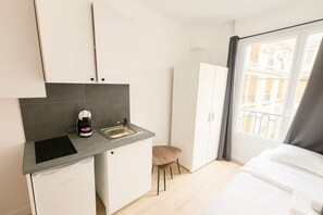 Iron/ironing board, bed sheets