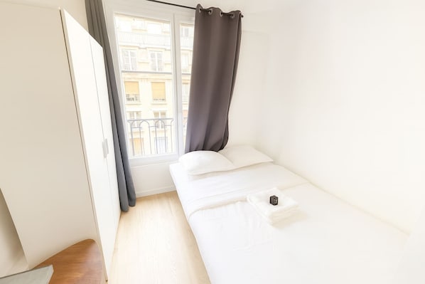 Iron/ironing board, bed sheets
