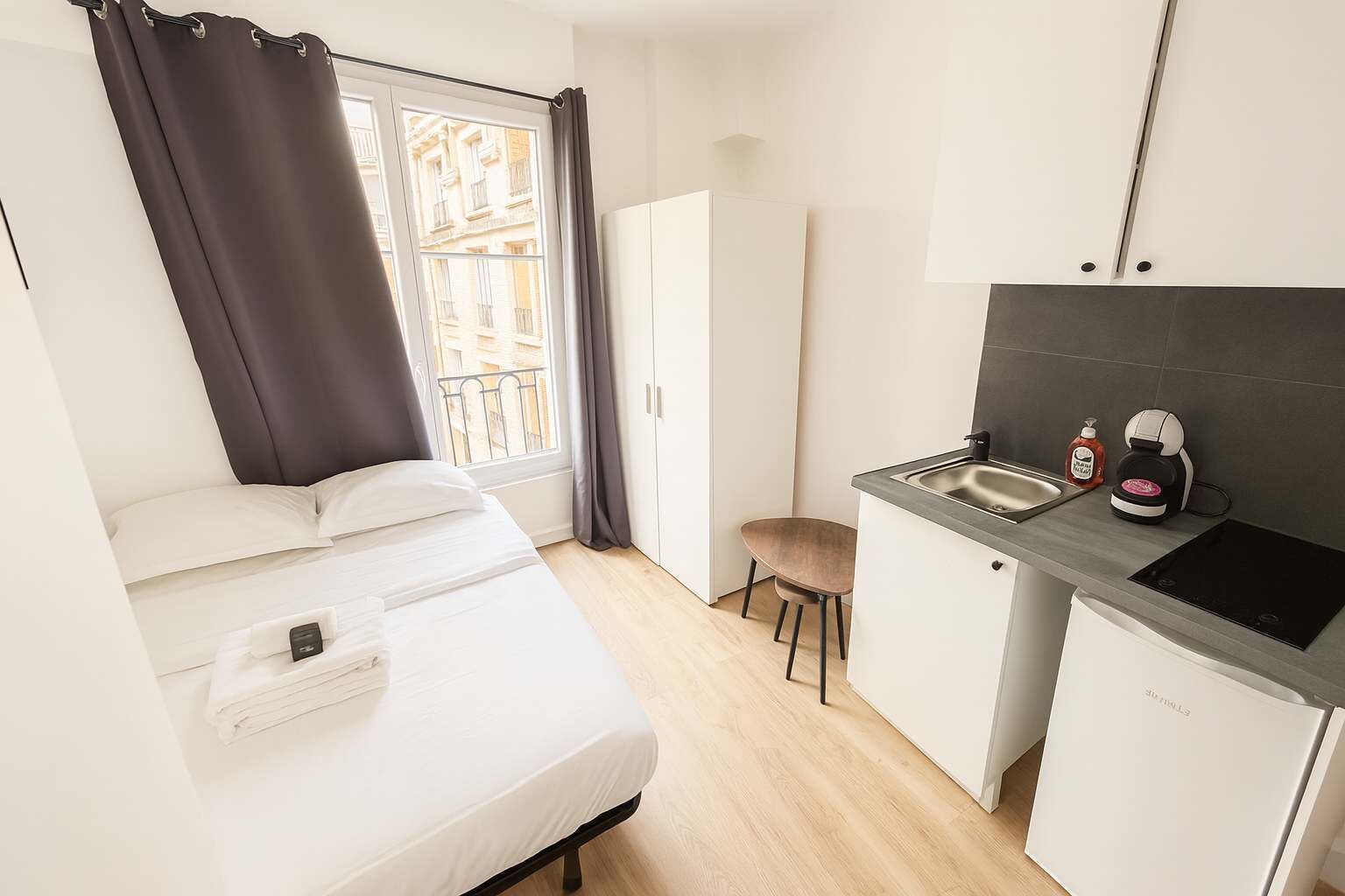 Iron/ironing board, bed sheets