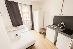 Iron/ironing board, bed sheets