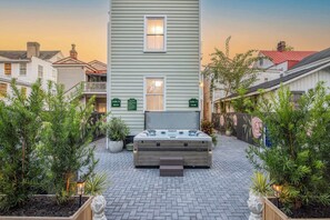 Unclassified image, 4 of 36, button - Rooftop • Hot Tub • Parking • 3 Blocks to King St! (Charleston)