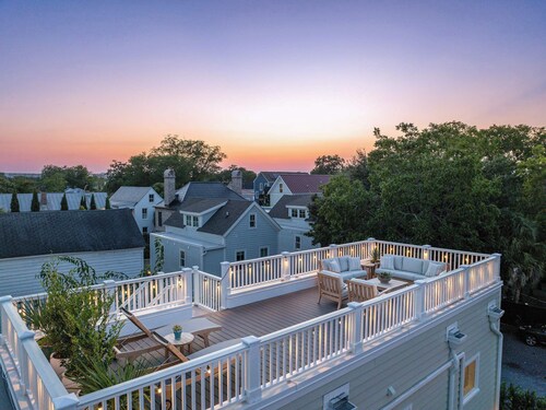 Rooftop • Hot Tub • Parking • 3 Blocks to King St!