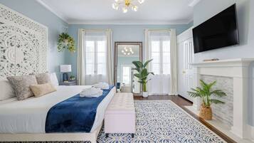 8 bedrooms, desk, iron/ironing board, travel crib