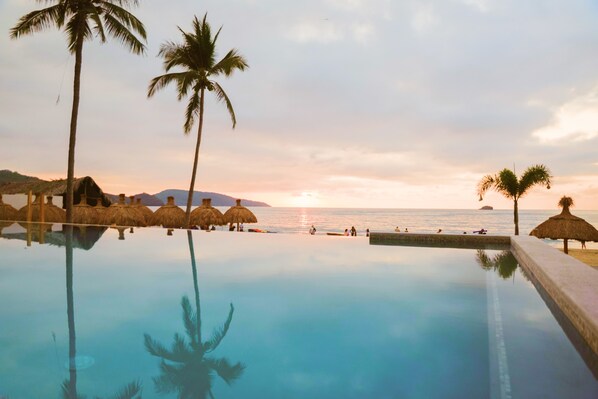 2 outdoor pools - Avenir Armonia Suites (Rincón de Guayabitos)