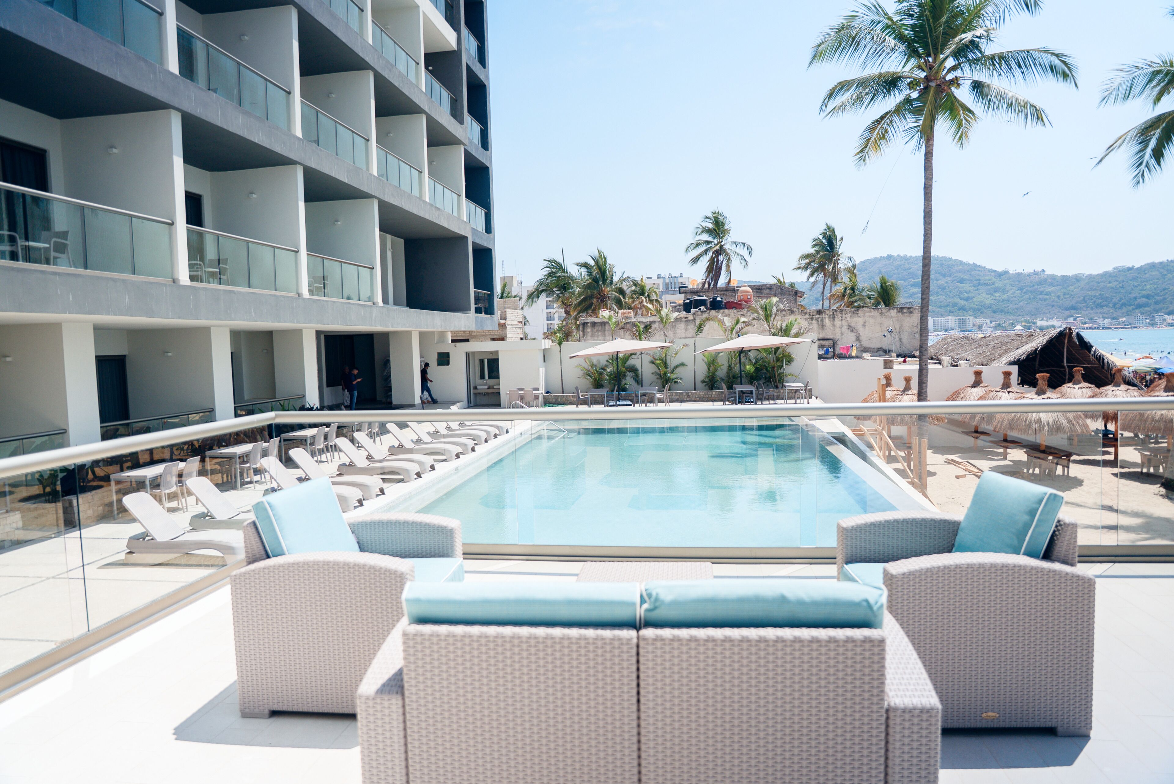 2 hồ bơi ngoài trời 