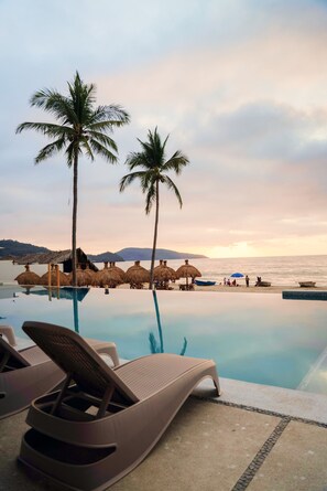 2 outdoor pools