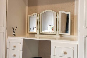 A white vanity with three mirrors and two drawers. - Quiet Garden Home w/ Free Street Parking & Fast WiFi (Kingston upon Hull)