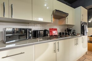 Frigorífico, microondas, horno y cafetera o tetera