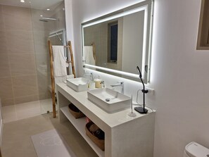 Shower, hair dryer, towels, soap - Single-storey bophut sea-view villa with large infinity pool. (Chang Wat Surat Thani)