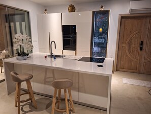 Private kitchen - Single-storey bophut sea-view villa with large infinity pool. (Chang Wat Surat Thani)